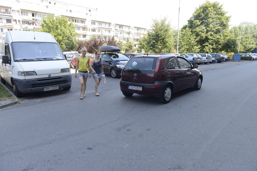 Piesi i samochód na ul. Bobrzej