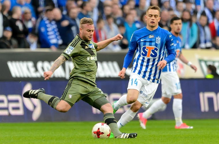 Piłkarz Lecha Poznań Maciej Gajos (P) i Thibault Moulin (L) z Legii Warszawa