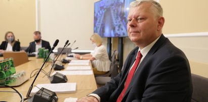 Marek Suski szepcze do mikrofonu obraźliwe słowo. Nagłośnienie było włączone i wszystko się nagrało