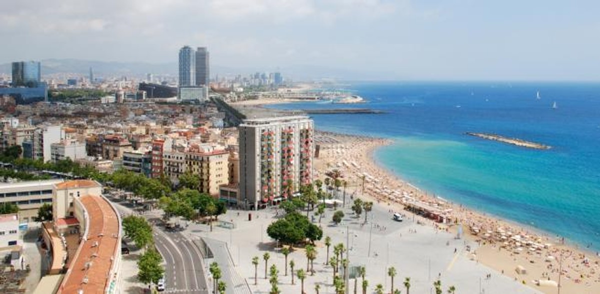 3. Barcelona. Wyjątkowe miasto powstałe dzięki połączeniu piękna i kultury. Robiąc zakupy w Barcelonie mamy szansę podziwiać jednocześnie niepowtarzalną architekturę Gaudiego oraz szmaragdowe morze. Barcelona jest idealnym miejscem na wydanie pieniędzy.