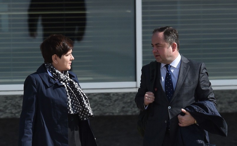 Premier Beata Szydło i wiceminister spraw zagranicznych Konrad Szymański na lotnisku w Warszawie