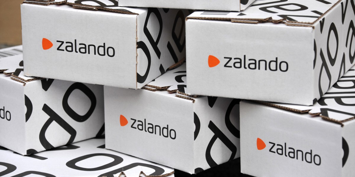 Zalando od początku oferuje darmowe dostawy, jak i zwroty. Tymczasem konkurencyjny sklep Answear.com za dostawy najtańszych zamówień każe płacić.