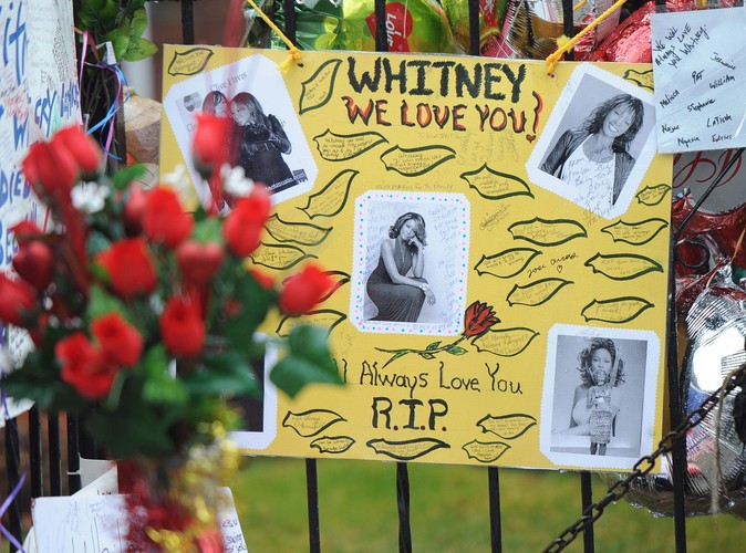 Miłośnicy talentu Whitney Houston przynoszą zdjęcia i listy wyrażające uwielbienie dla twórczości piosenkarki
