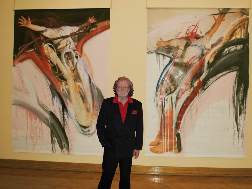 Miloš Šobajić ispred svojih slika