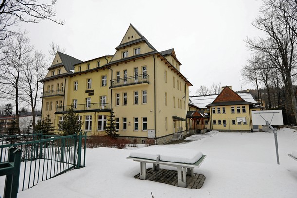 Zakopane, ul. Sienkiewicza . Przedwojenna Willa  Maraton . Po wojnie do 2004 roku mieściła się tu Szkoła Podstawowa nr 6 im. Karola Szymanowskiego , później Gimnazjum nr 2 im. Księdza Józefa Tischnera 