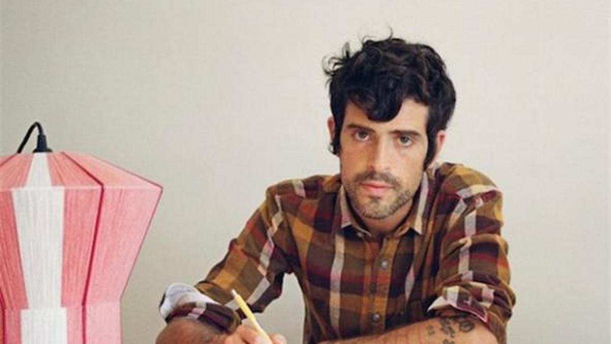 Devendra Banhart, współczesny hipis, piosenkarz, kompozytor i autor tekstów, a także jedna z gwiazd tegorocznego festiwalu Open'er na swojej najnowszej płycie "Mala" brzmi momentami równie wariacko, jak na swych pierwszych albumach sprzed dekady. Nazywa siebie "upadłym, karmionym z butelki dzieckiem" oraz śpiewa o zakonnicy, która opuszcza klasztor i zaczyna pracować jako VJ (jeżeli ktoś nie pamięta czasów, kiedy MTV puszczało wideoklipy, jest to skrót od "wideo-didżej"). Dwie hiszpańskojęzyczne piosenki są z kolei reminiscencją dziecięcych lat spędzonych przez Banharta w Wenezueli, skąd pochodzi jego matka.