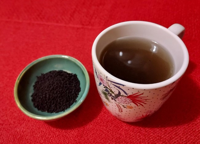 W moim odczuciu herbatka z czarnuszki jest smaczna (najlepsza na gorąco).
