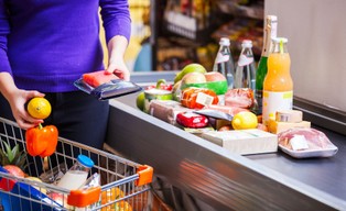 Zakupy na zapas i w hipermarketach? Eksperci: Robimy to coraz rzadziej