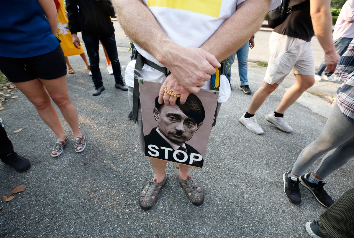 Protesty przeciw agresji Rosji na Ukrainę EPA/NARONG SANGNAK Dostawca: PAP/EPA.