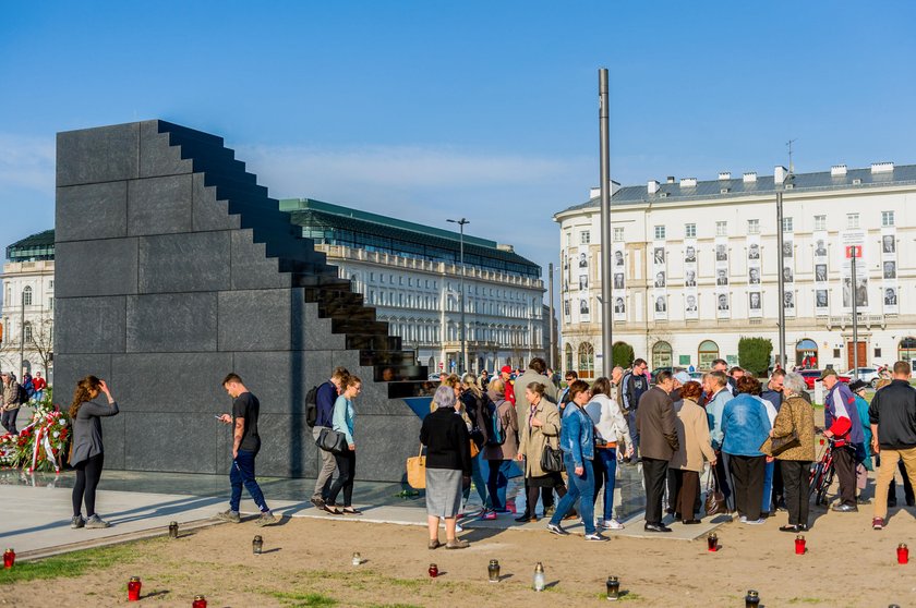 Sasin i Suski proszą o datki na pomnik smoleński