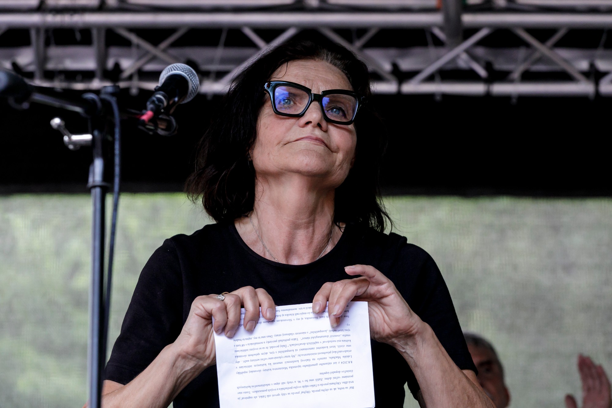 V Bratislave proti krokom Ministerstva kultúry (MK) SR protestovali v pondelok večer tisíce ľudí.