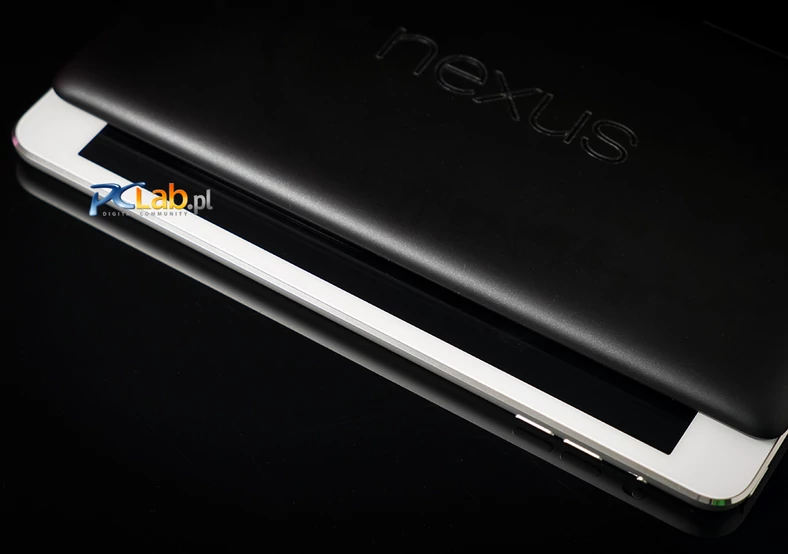 Jeśli kogoś interesuje porównanie rozmiarów Nexusa 7 oraz iPada mini: oba urządzenia mają zbliżoną grubość i wysokość, ale iPad jest szerszy