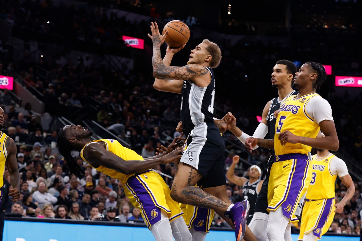 Jeremy Sochan w efektownej akcji w meczu przeciwko Los Angeles Lakers