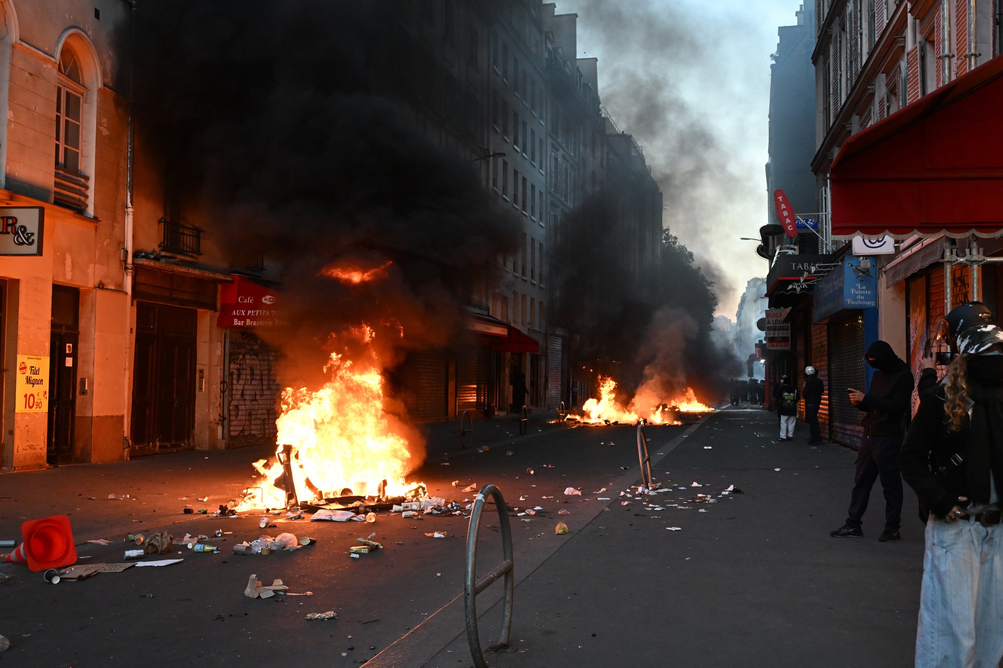 Protesty vo Francúzsku sprevádzali násilnosti a požiare. 