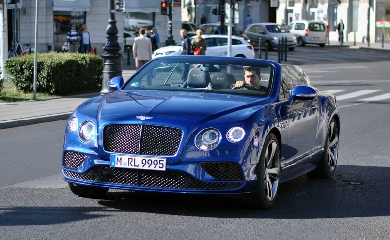 Robert Lewandowski i bentley continental GT speed convertible wart 1,2 mln zł