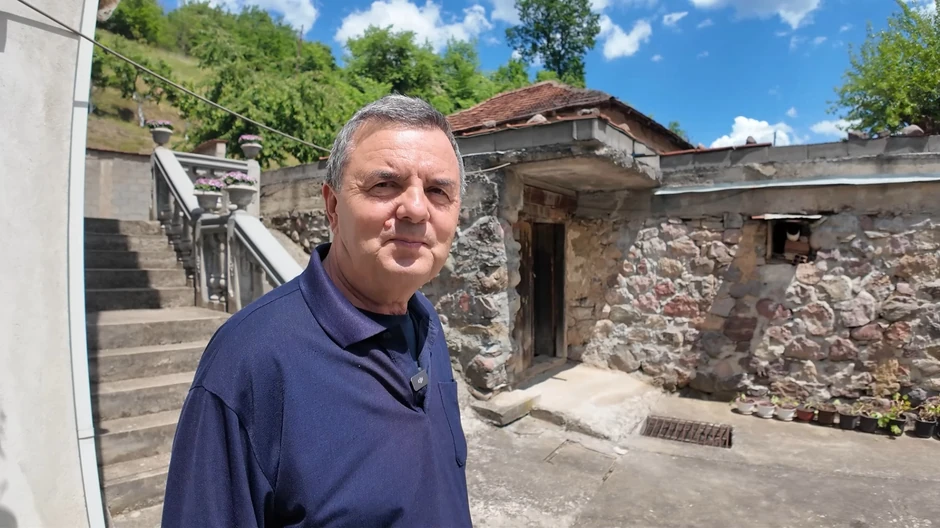 Dok je pekao rakiju u prostoriji stare kuće u selu Suva Morava, domaćin Slobodan Stanković ugledao je zmiju