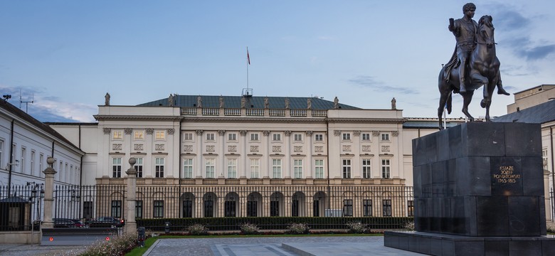 Mężczyzna podpalił plecak przed Pałacem Prezydenckim