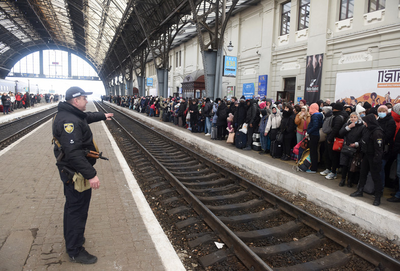 Tłum ludzi na dworcu kolejowym we Lwowie tuż po rozpoczęciu pełnoskalowej inwazji Rosji na Ukrainę (26.02.2022)