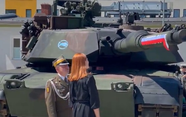Pierwszy czołg M1A1FEP został nazwany 'Sitek-21' na cześć sierż. Mateusza Sitka, który zmarł na polsko-białoruskiej granicy po dźgnięciu nożem przez jednego z nielegalnych migrantów.