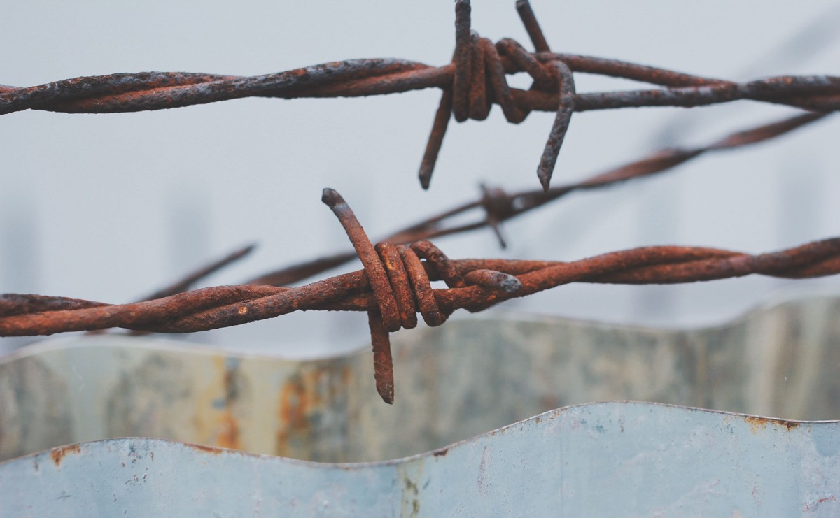 Stary drut kolczasty