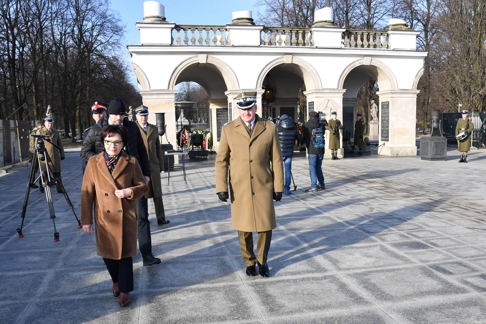 Marszałek Sejmu Elżbieta Witek (2L) podczas złożenia wieńca na Grobie Nieznanego Żołnierza na pl. Józefa Piłsudskiego w Warszawie