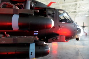 Zdjęcia uzbrojonego śmigłowca Black Hawk