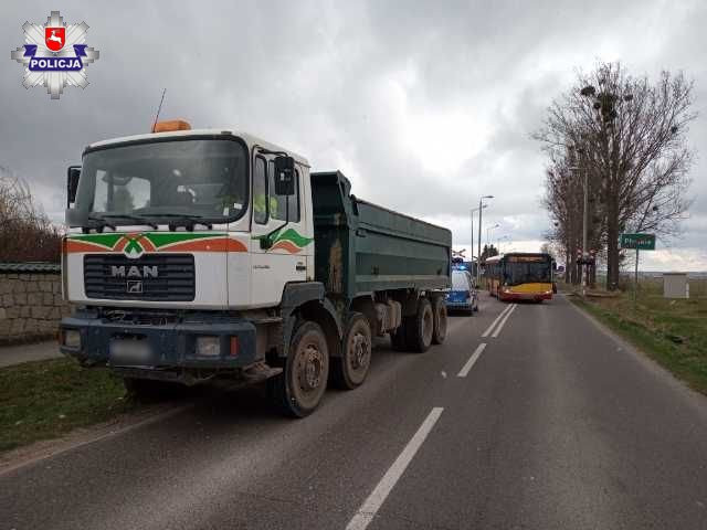 Kierowca ciężarówki zignorował nadawane sygnały i wjechał pod szynobus