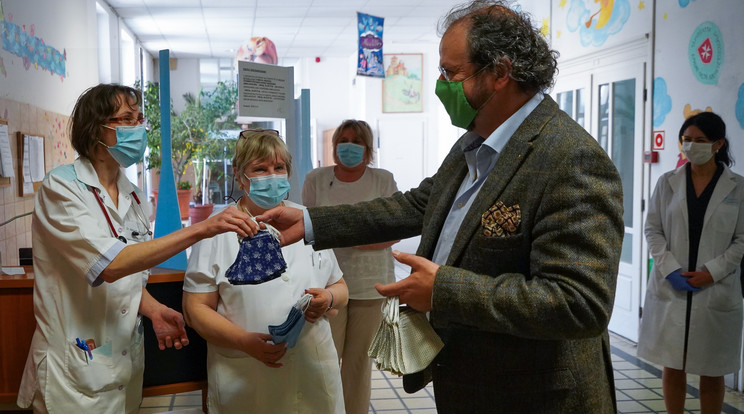 Kiss-B. Atilla személyesen adta át a maszkokat a gyermekkórházban /Fotó: Németh Anna