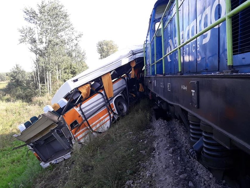 Autobus zderzył się z lokomotywą. Zmarł pasażer