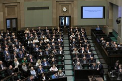 PiS wspiera Arkę Gdynia, Lecha Poznań i Cracovię Kraków. W tym celu w Sejmie powstał specjalny zespół