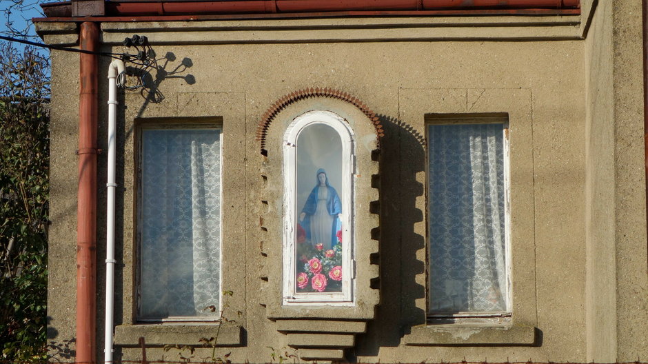 Dom w Łodzi, w którego elewację wmurowana jest kapliczka