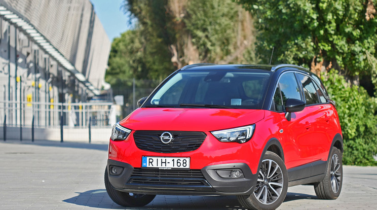 A Merivát váltotta az Opelnél a Crossland X. A belépőmodellt egykettes, háromhengeres szívó benzinmotor hajtja, azzal mindössze csak 1088 kilós. A képen látható autó picit molettebb, 1200 kiló, amit egy 102 lóerős dízelmotor hajt / Fotó: Séra Tamás