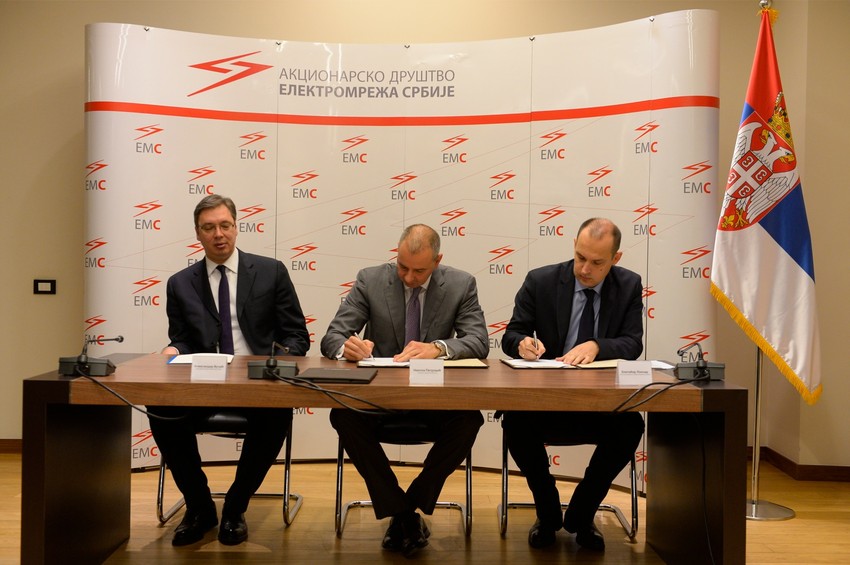 Lončar i Petrović potpisuju sporazum u prisustvu premijera