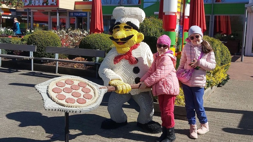 Sestre Aleksandra i Dora u Legolendu u Danskoj, pored modela pica majstora napravljenog od kockica | Foto: Privatna arhiva