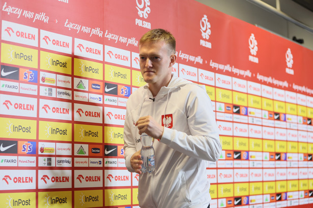 Piłkarz reprezentacji Polski Karol Świderski podczas konferencji prasowej w Warszawie