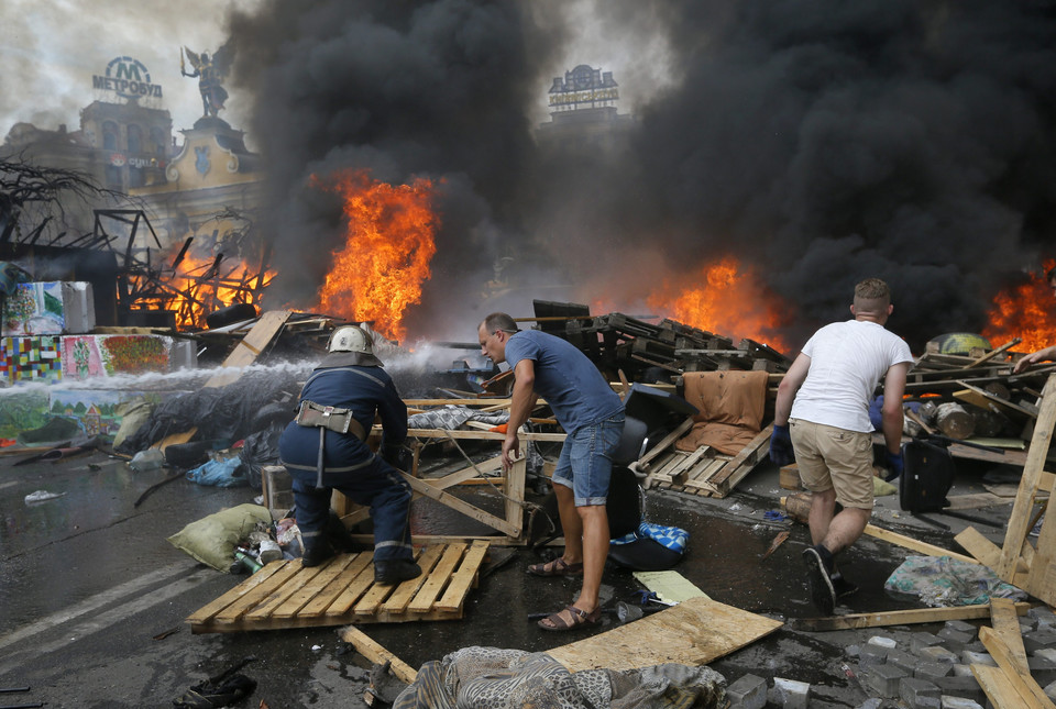 UKRAINE CRISIS  (Cleaning up Independence Square in Kiev)