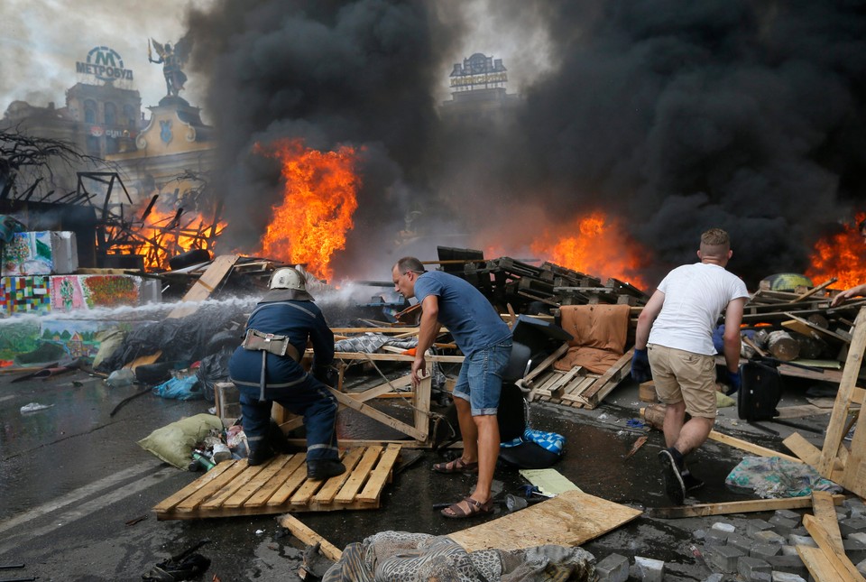 UKRAINE CRISIS  (Cleaning up Independence Square in Kiev)