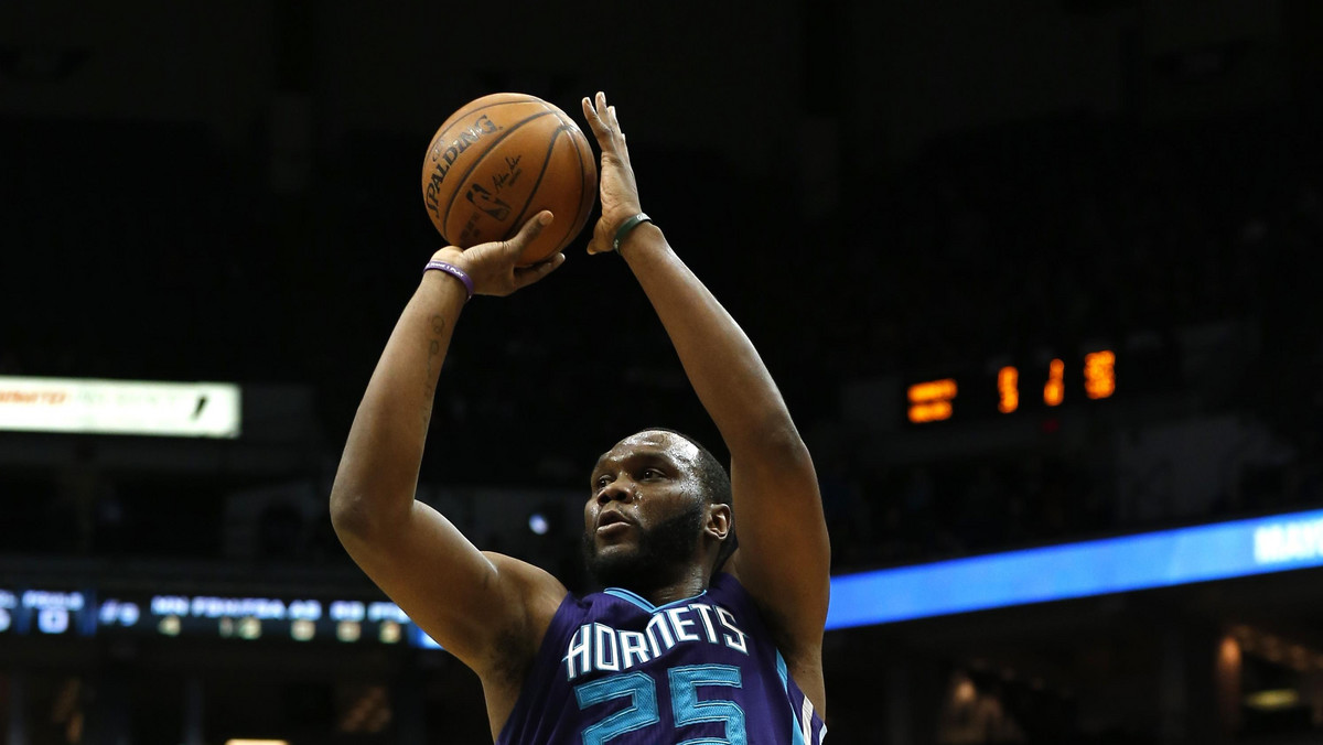 Czołowy koszykarz Charlotte Hornets Al Jefferson został zdyskwalifikowany na pięć meczów przez władze ligi NBA za złamanie programu antynarkotykowego - ogłosiły władze ligi. W tym czasie nie będzie pobierał wynagrodzenia.