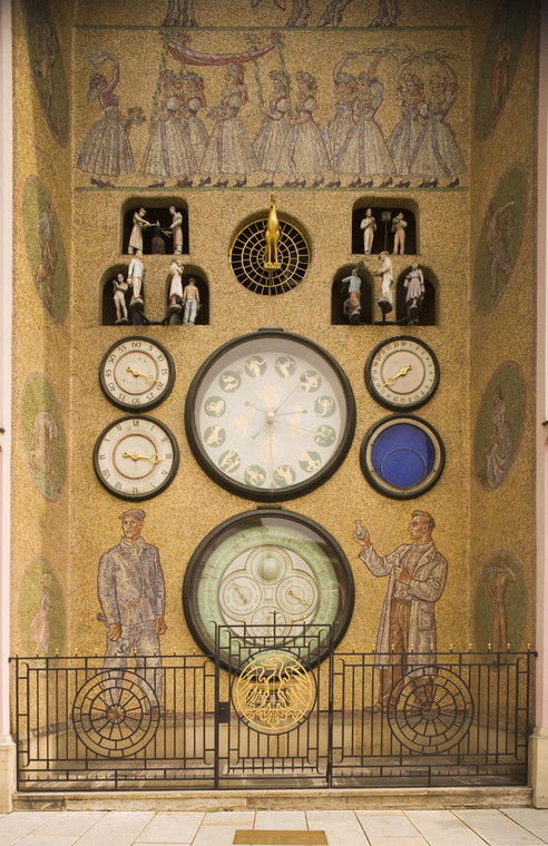 Zegar astronomiczny zdobi jedną ze ścian ratusza. Ten, który można oglądać obecnie, pochodzi z lat 50. XX wieku, kiedy to odbudowany został w stylu socrealistycznym po zniszczeniach II wojny światowej 