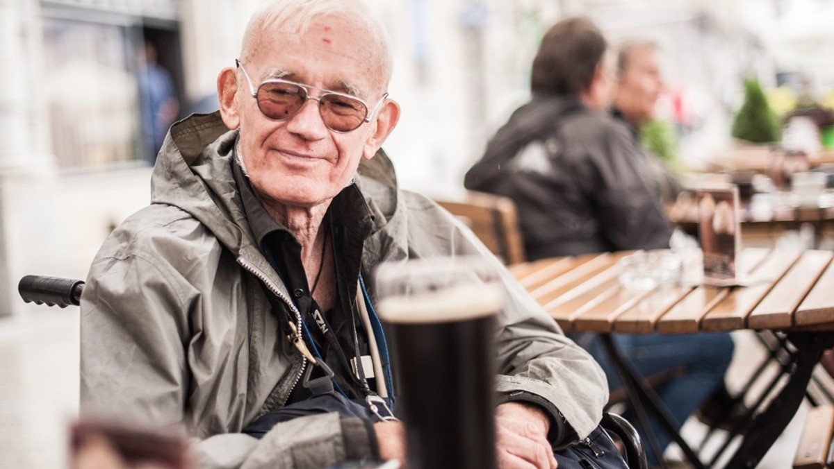 Mówi się o nim "polski Ray Charles". Ale nie tylko dlatego, że potrafi świetnie interpretować jazzowe standardy. Również dlatego, że jest niepokorny. Nie obawia się nawet śpiewać w słynnych "Zębach w dupie" o "pedałach", nie zważając na obowiązującą już i u nas poprawność polityczną. Mimo, że los go nie oszczędzał i dzisiaj porusza się na wózku inwalidzkim, nadal jest pełen życiowej energii. Nieustannie koncertuje w krakowskim klubie Awaria, podróżuje autostopem, a nawet żegluje po Mazurach. Pod Wawelem znają go chyba wszyscy. Teraz czas, aby usłyszała o nim cała Polska. Jerzy Michał Bożyk.