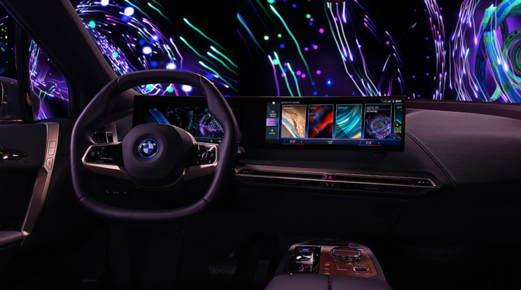 A BMW talán digitális műalkotásokat is integrál majd az autói belsejébe. A BMW iX M60 kiállítási modelljében a Digital Art Mode már be volt kapcsolva, amely lehetővé teszi a vezető számára, hogy megváltoztassa a hangulatot az autója belterében egy gombnyomással vagy hangvezérléssel. A hajtásvezérlés és a kormányzás vezérlése, a hangulatvilágítás és a hangzás, valamint a BMW Curved Display színsémája és grafikája pontosan szinkronizálódik. Erre lehet, hogy sokan előfizetnének, az ülésfűtésre kevésbé/Fotó: NorthFoto