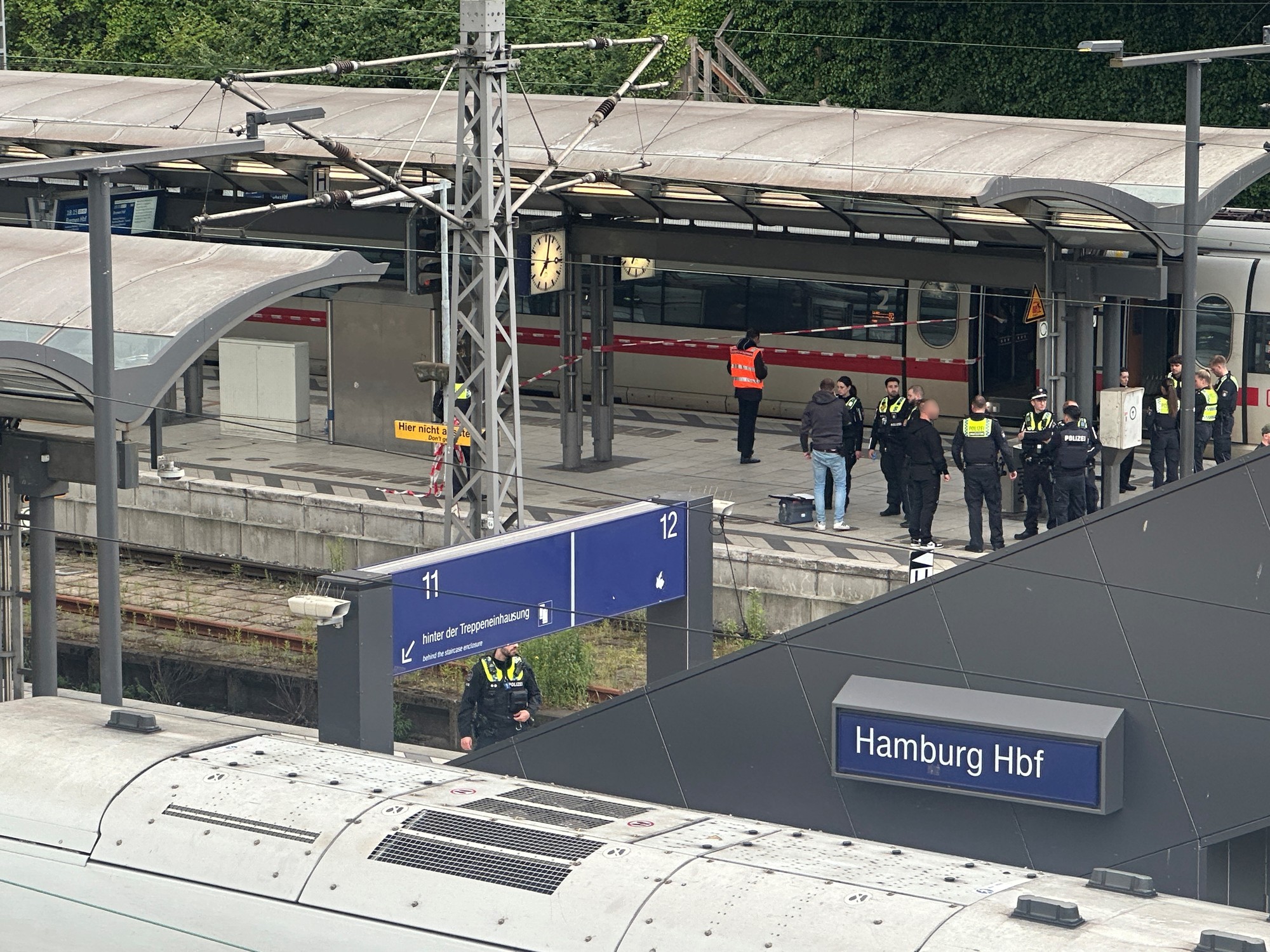 Záchranné zložky po útoku nožom, ktorý sa odohral na železničnej stanici v meste Hamburg na severe Nemecka v piatok 23. mája 2025.