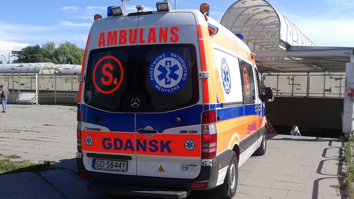 W gorące popołudnie na jednym z przystanków autobusowych w Śródmieściu Gdańska zasłabł mężczyzna. Chociaż 42-latek prosił przechodniów, by wezwali pogotowie, nikt nie pospieszył mu z ratunkiem. Choremu pomogli strażnicy miejscy, którzy przechodzili nieopodal przystanku.