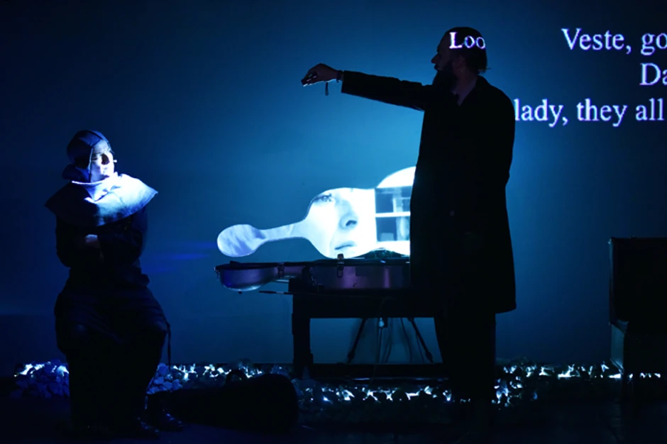 Predstava ''Devojčica sa žicama''