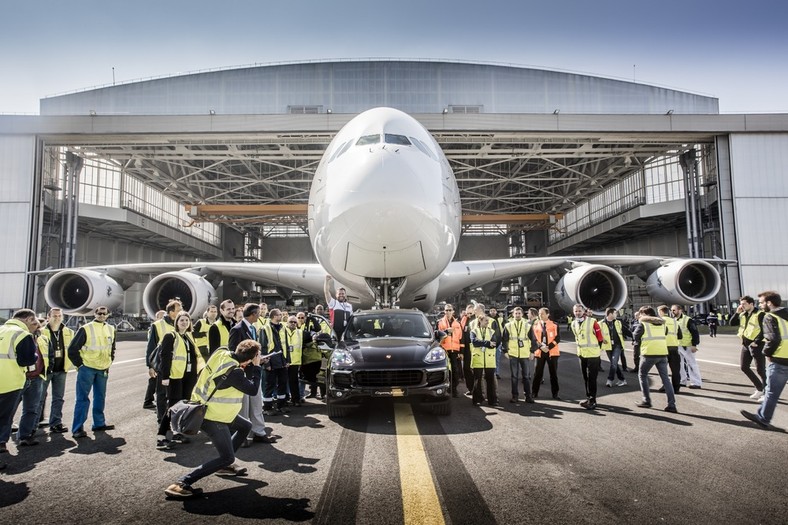 Rekord Guinnessa: Porsche Cayenne pociągnął 285-tonowego Airbusa A380