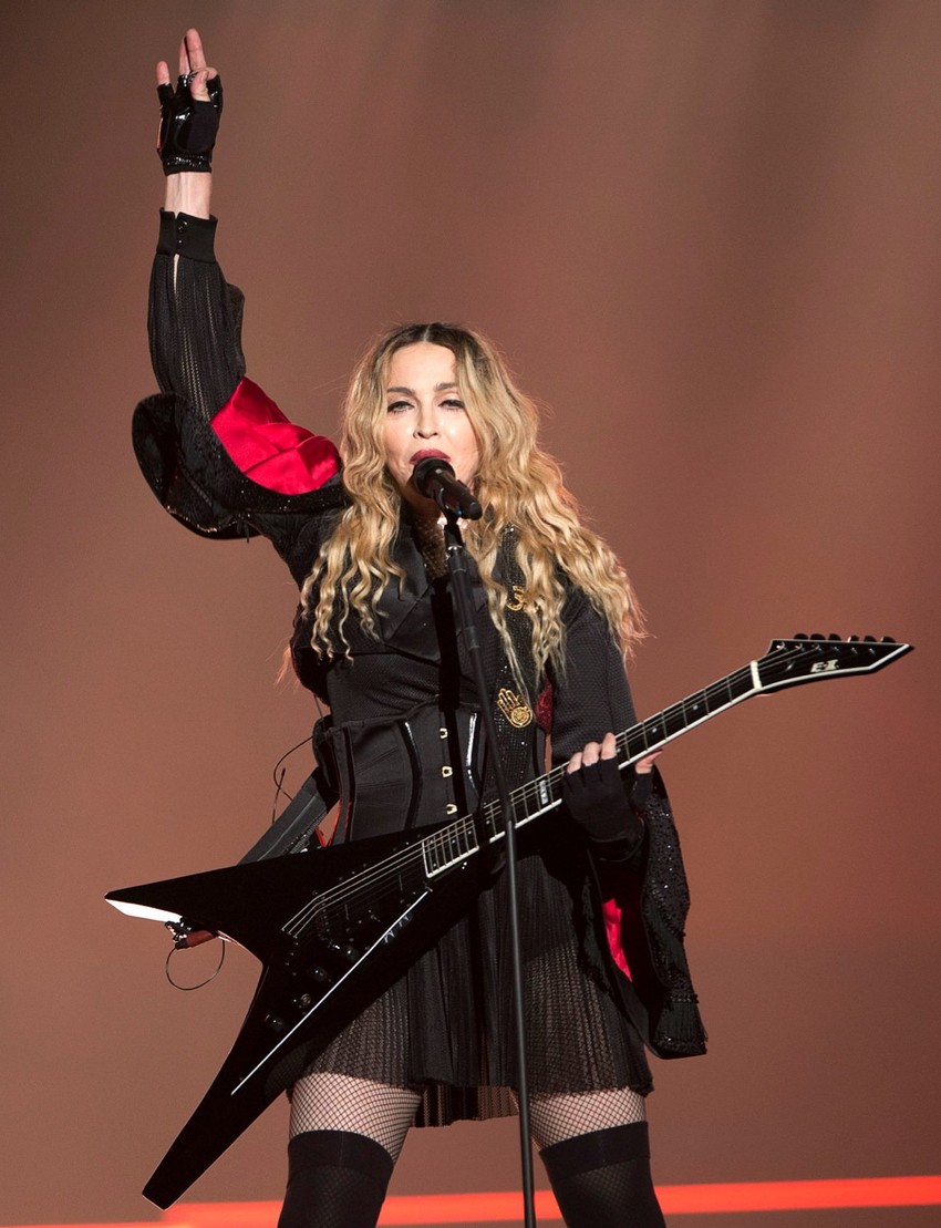 Otpevala je pesmu na Francuskom, te je na taj način odala počast žrtvama