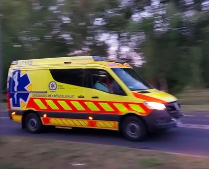Így nyugtatták meg a mentősök az apukájáért aggódó kisfiút