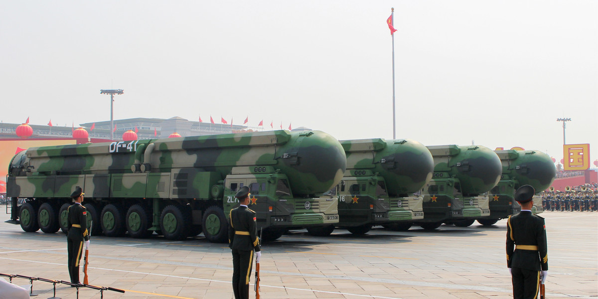Formacja mędzykontynentalnych pocisków balistycznych DF-41 Dongfeng podczas parady wojskowej z okazji 70. rocznicy powstania Chińskiej Republiki Ludowej.