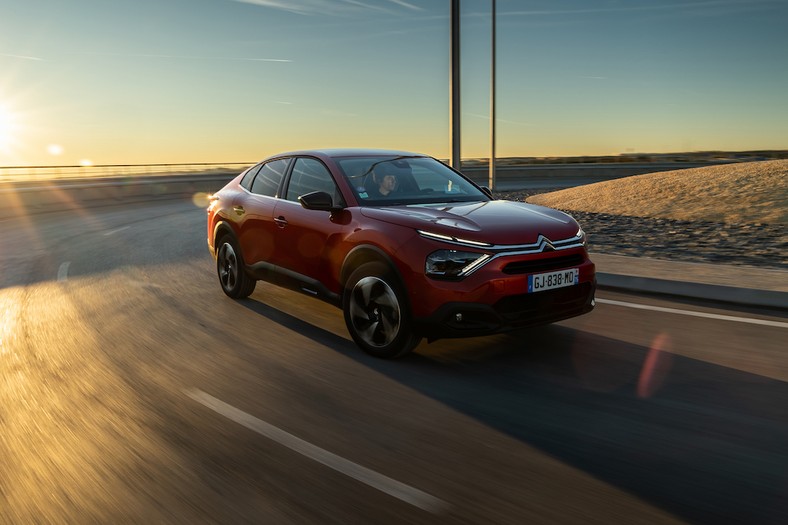 Citroen C4 X. Jak jeździ ten stylistyczny eksperyment? Test, pierwsza jazda