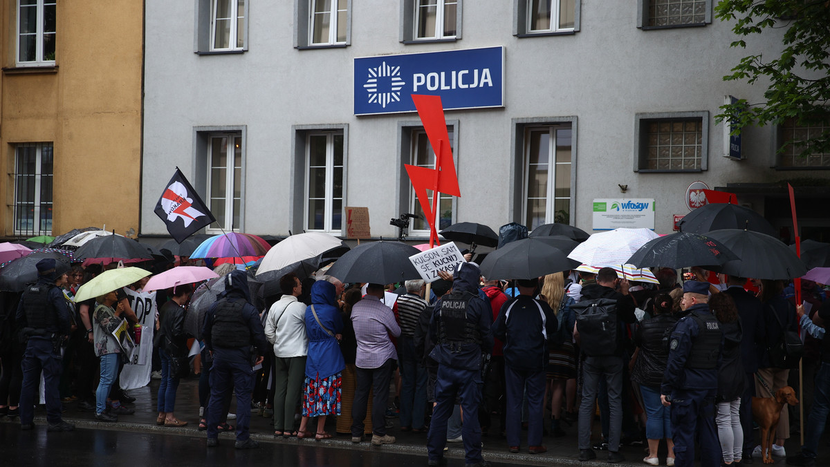 "Solidarnie z Joanną". Odbyły się protesty przed siedzibami policji
